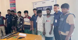 বালু মহালে অস্ত্রের মহড়া; পুলিশের অভিযানে আটক ৬